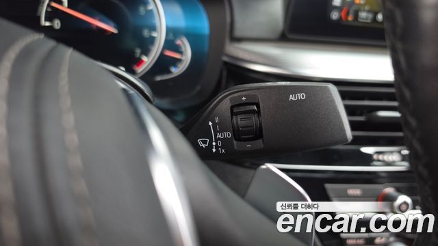 BMW 5-Series 2018 — photo 28