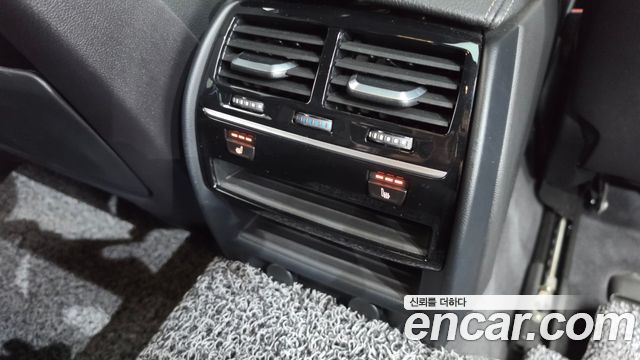 BMW 5-Series 2018 — photo 31
