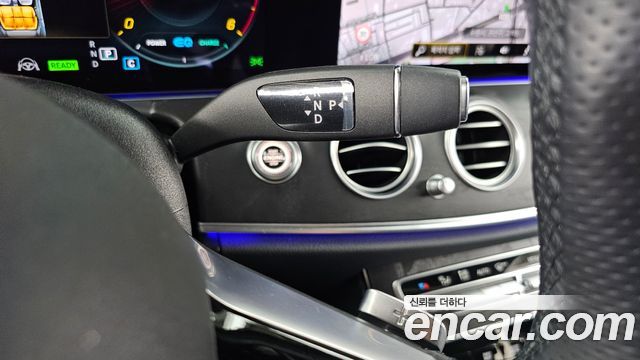 Mercedes-Benz E-Class 2023 — photo 12