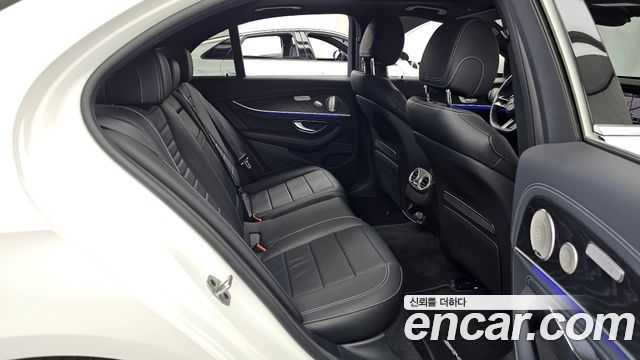 Mercedes-Benz E-Class 2023 — photo 18
