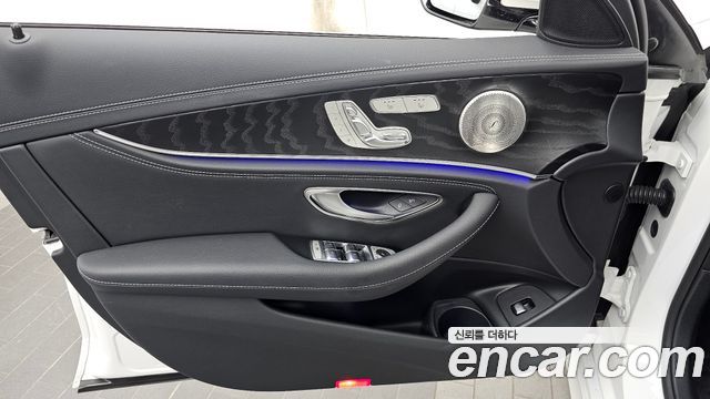 Mercedes-Benz E-Class 2023 — photo 14