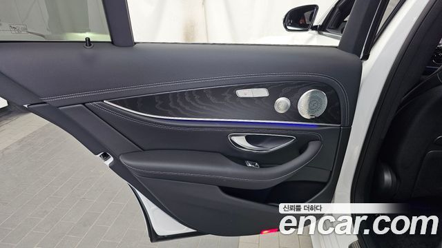 Mercedes-Benz E-Class 2023 — photo 15