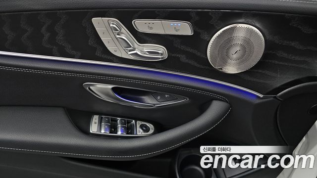Mercedes-Benz E-Class 2023 — photo 31