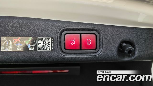 Mercedes-Benz E-Class 2023 — photo 32