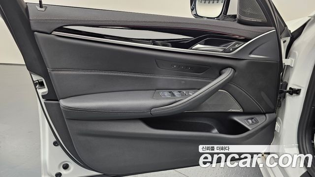 BMW 5-Series 2023 — photo 14