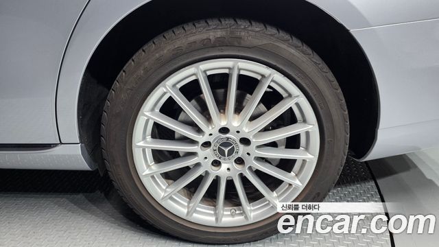 Mercedes-Benz E-Class 2021 — photo 7