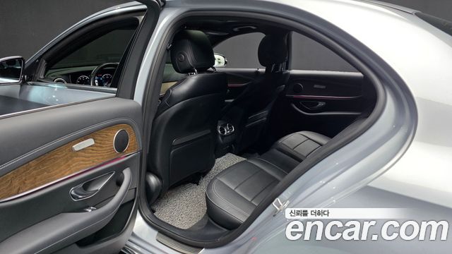 Mercedes-Benz E-Class 2021 — photo 16