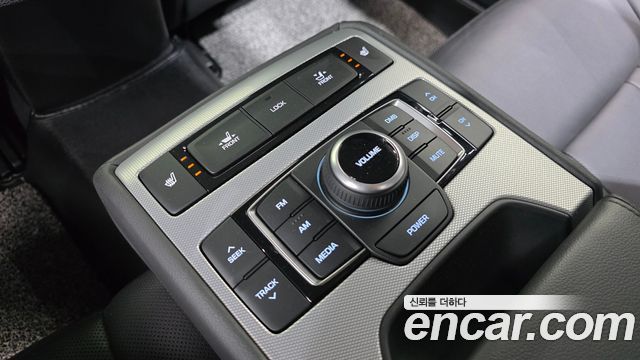 Genesis G80 2017 — photo 18