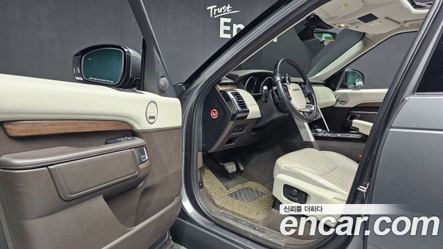 Land Rover Discovery 2017 — photo 10