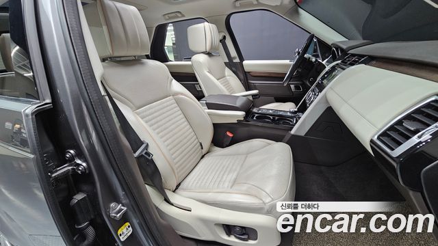 Land Rover Discovery 2017 — photo 11