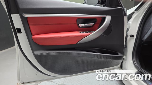 BMW 3-Series 2018 — photo 14