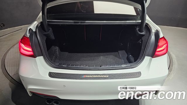 BMW 3-Series 2018 — photo 30