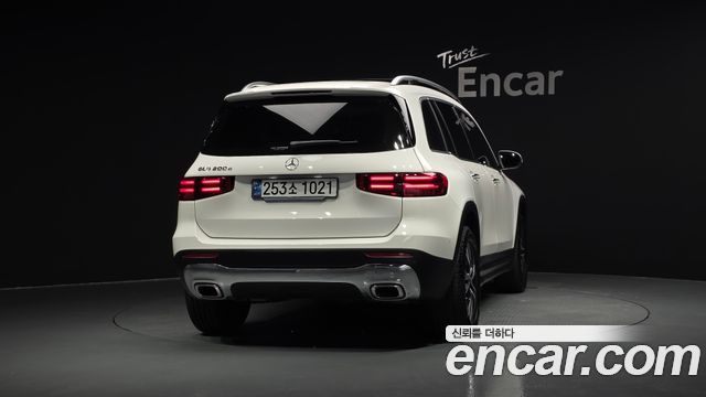 Mercedes-Benz GLB-Class 2024 — photo 4