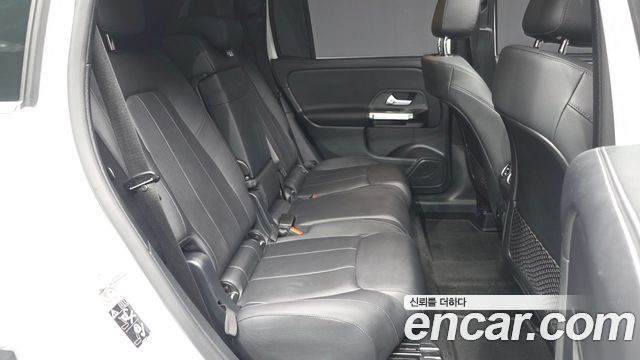 Mercedes-Benz GLB-Class 2024 — photo 18