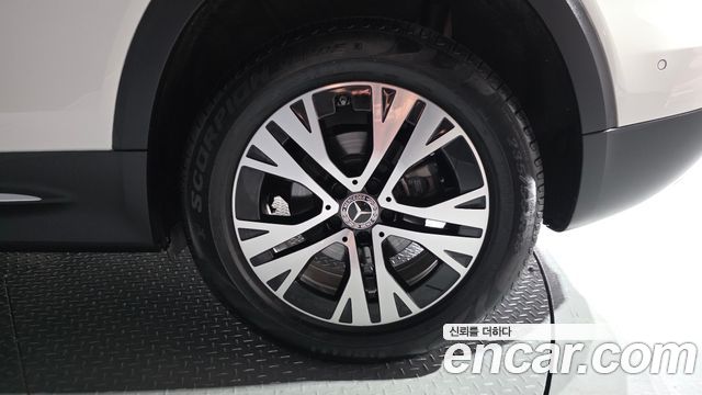 Mercedes-Benz GLB-Class 2024 — photo 7