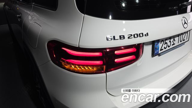 Mercedes-Benz GLB-Class 2024 — photo 9