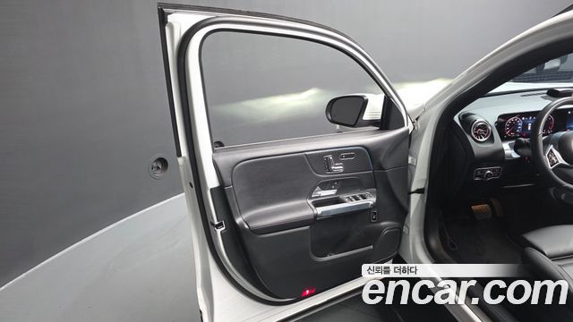 Mercedes-Benz GLB-Class 2024 — photo 14