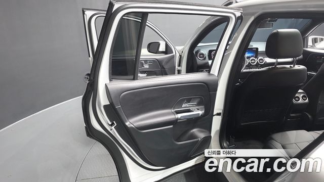 Mercedes-Benz GLB-Class 2024 — photo 15