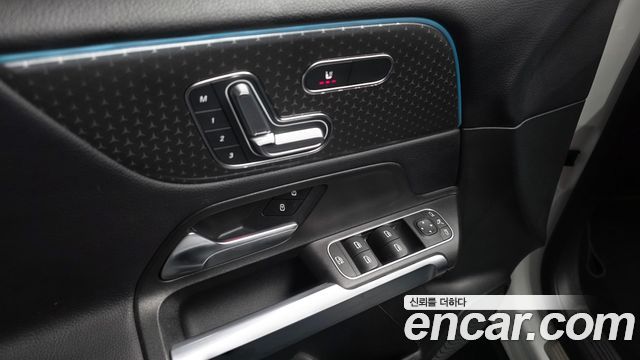 Mercedes-Benz GLB-Class 2024 — photo 28