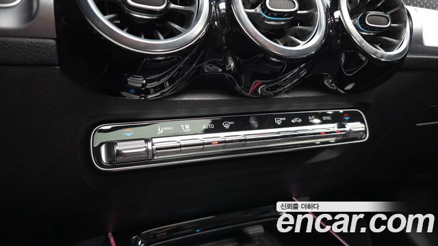 Mercedes-Benz GLB-Class 2024 — photo 32