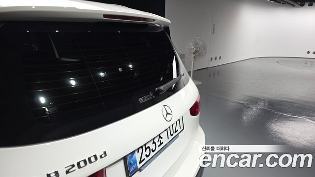 Mercedes-Benz GLB-Class 2024 — photo 37