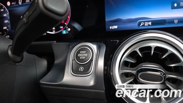 Mercedes-Benz GLB-Class 2024 — photo 38