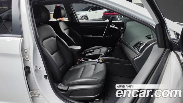 Hyundai AVANTE 2018 — photo 11