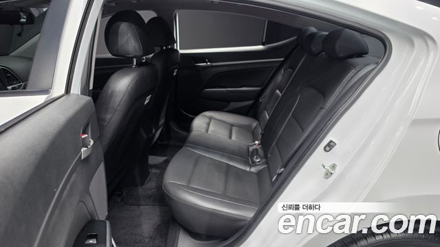 Hyundai AVANTE 2018 — photo 12