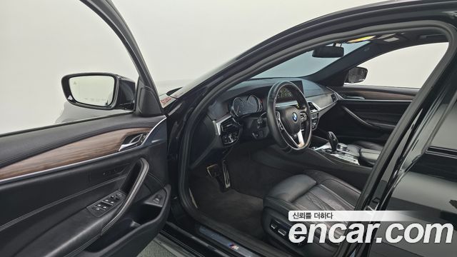 BMW 5-Series 2017 — photo 10