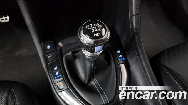 Hyundai Veloster 2019 — photo 12