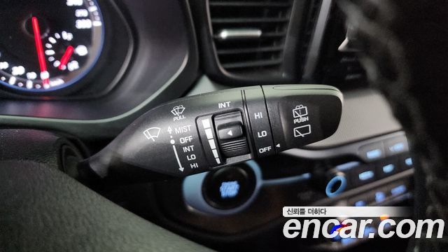 Hyundai Veloster 2019 — photo 28