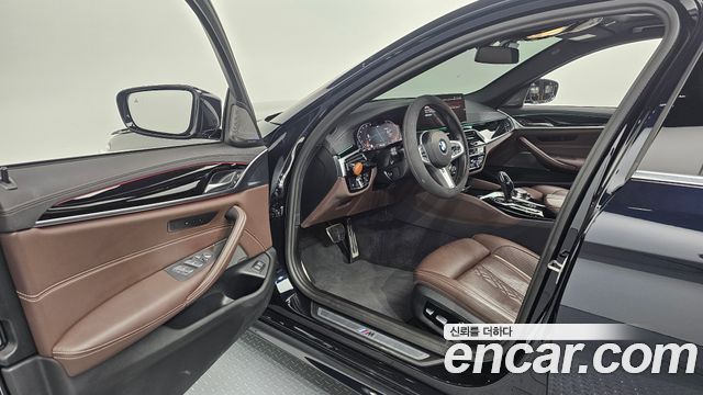 BMW 5-Series 2022 — photo 13