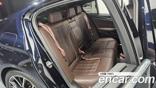 BMW 5-Series 2022 — photo 17