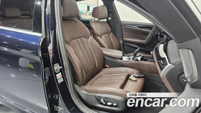 BMW 5-Series 2022 — photo 18