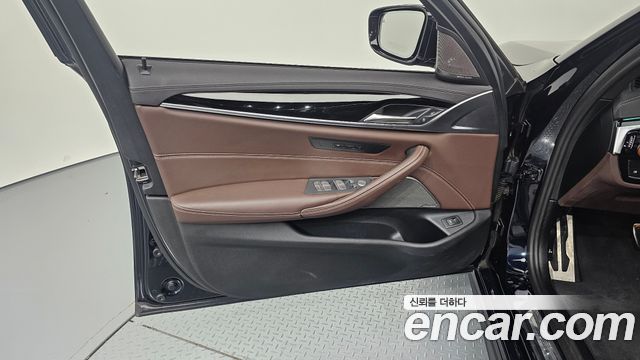 BMW 5-Series 2022 — photo 14