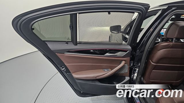 BMW 5-Series 2022 — photo 15