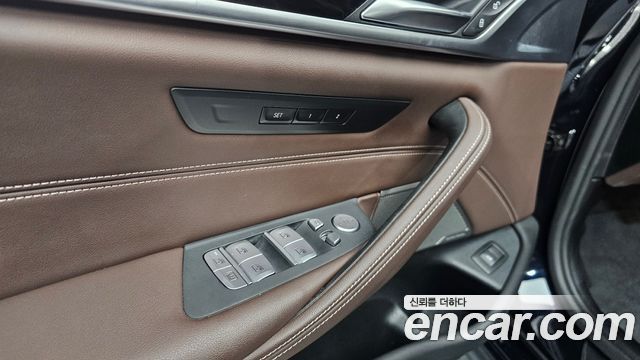 BMW 5-Series 2022 — photo 27
