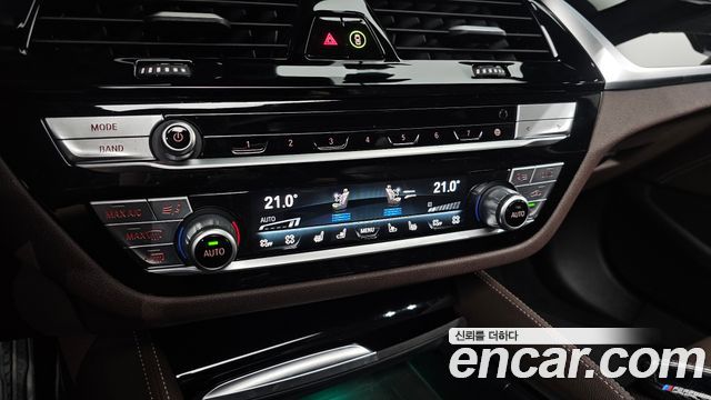 BMW 5-Series 2022 — photo 32