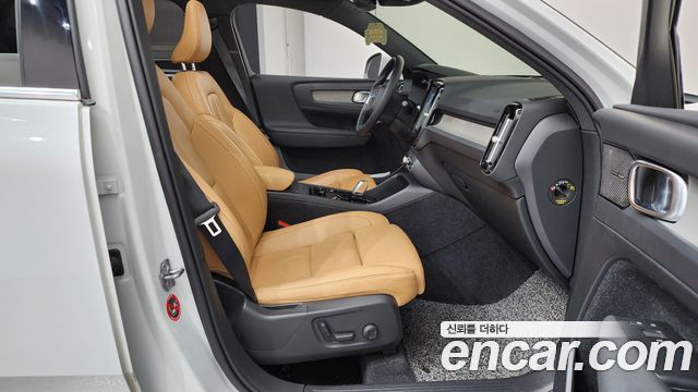 Volvo XC40 2021 — photo 16