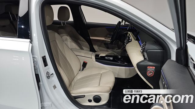 Mercedes-Benz A-Class 2020 — photo 16