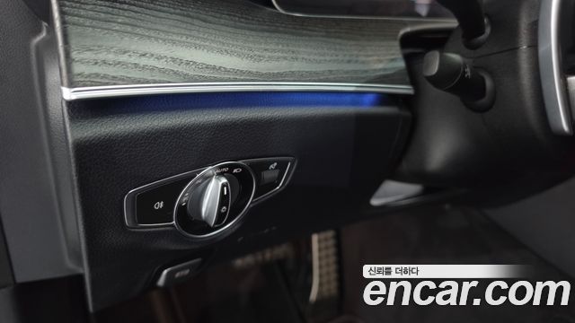 Mercedes-Benz E-Class 2021 — photo 24
