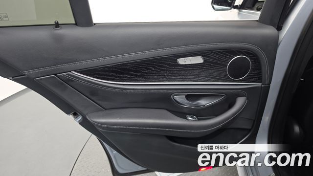 Mercedes-Benz E-Class 2021 — photo 15