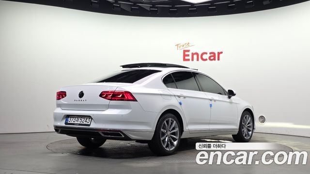 Volkswagen Passat 2022 — photo 2