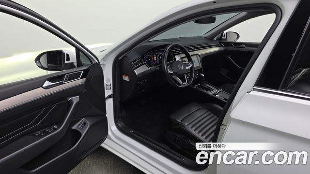 Volkswagen Passat 2022 — photo 13