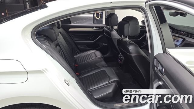 Volkswagen Passat 2022 — photo 17