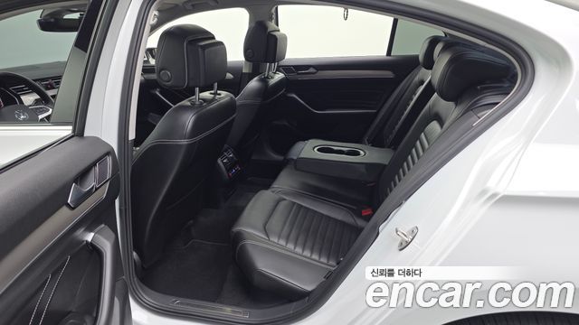 Volkswagen Passat 2022 — photo 18