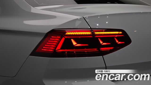 Volkswagen Passat 2022 — photo 9