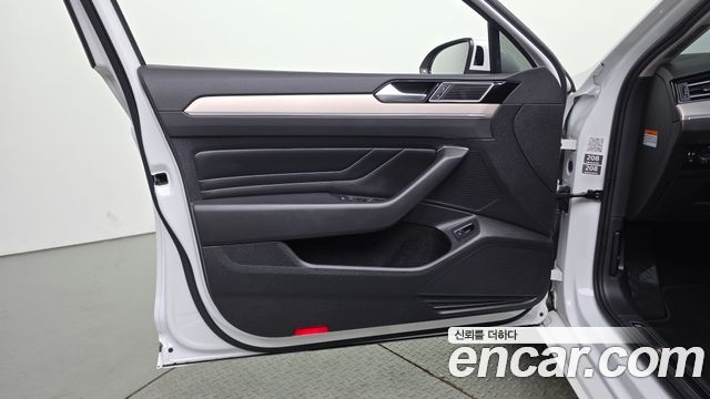 Volkswagen Passat 2022 — photo 14