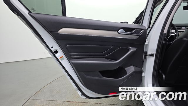 Volkswagen Passat 2022 — photo 15