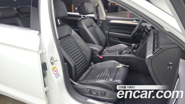 Volkswagen Passat 2022 — photo 16